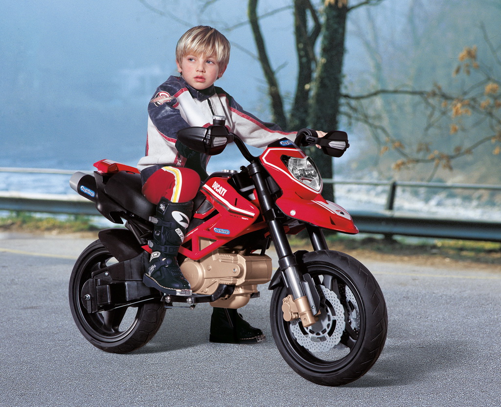 Дети ездят на мотоциклах. Электромотоцикл Peg Perego Ducati. Мотоцикл Дукати Пег Перего. Дукати электромотоцикл взрослый. Электромотоциклы взрослые Дукати.